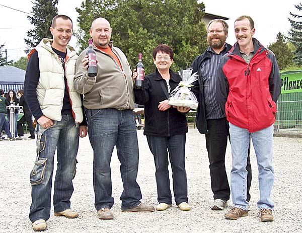 Blau-Weiss Kicker gratulieren Sponsor zum 160-j�hrigen Firmen-Jubil�um