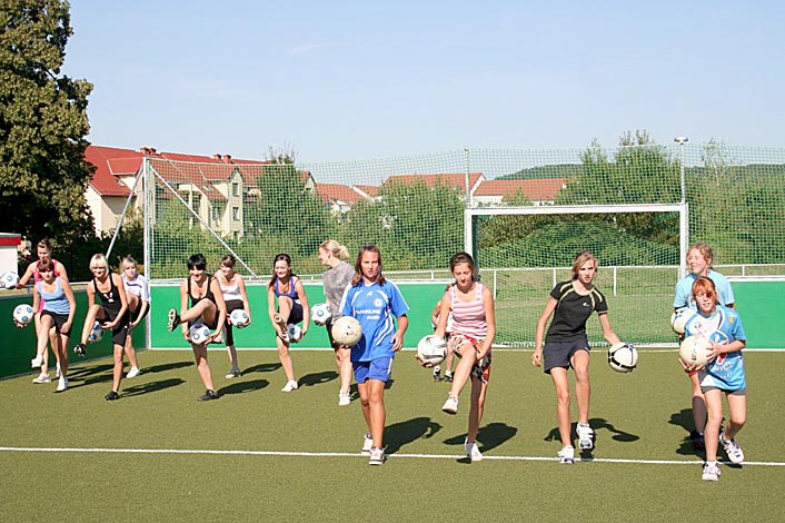 Mit Aufwärmübungen machte man sich beim ersten Schnuppertraining fit für weitere Übungen. Mit Aufwärmübungen machte man sich beim ersten Schnuppertraining fit für weitere Übungen.