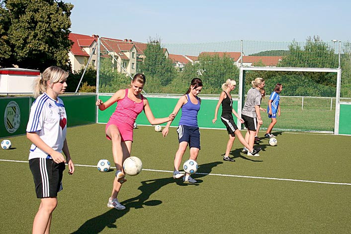 Auch beim Umgang mit den Ball zeigten die Teilnehmerinnen schon gute Ansätze. Auch beim Umgang mit den Ball zeigten die Teilnehmerinnen schon gute Ansätze.