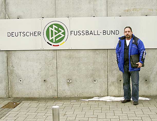 Tilo Bertram zum Workshop-Beginn vor der DFB-Zentrale in Frankfurt