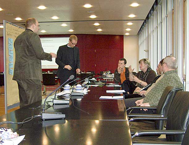 Diskussion in Kleingruppen mit Frau Liesel Westermann-Krieg