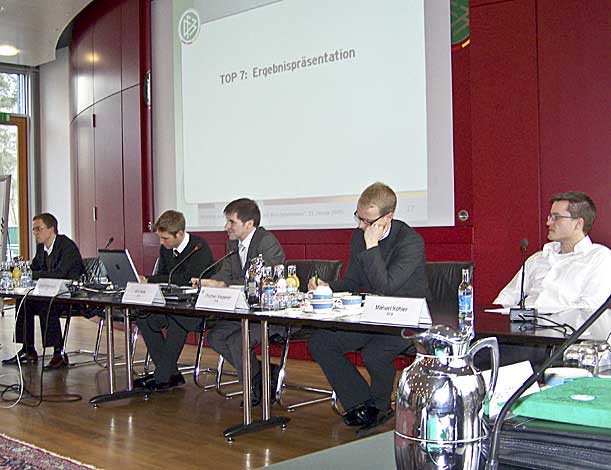 Ergebnispr�sentation durch den DFB-Direktor, Herrn Willi Hink (Dritter von links)