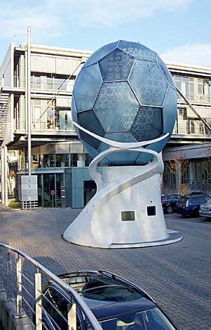 DFB-Zentrale Frankfurt mit Blick auf das Verwaltungsgeb�ude. Hier arbeiten Frau Kliehm und Herr Staab.