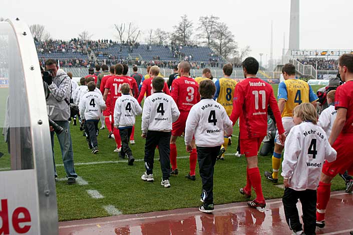 Hand in Hand mit den Profis auf das Spielfeld.
