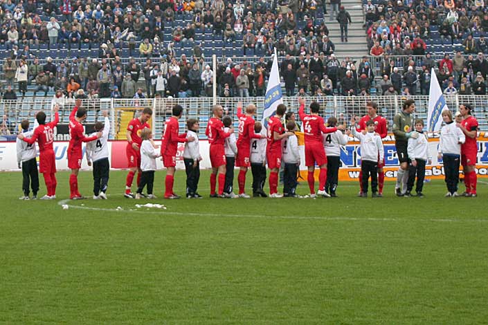 Ein Gru� von der Mitte an die Fans und Zuschauer wo auch Eltern und Geschwister dies verfolgten.