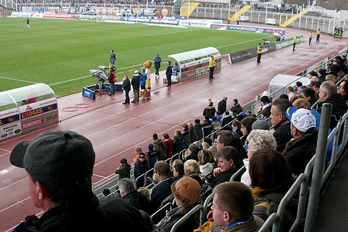 Die Kinder schauten gespannt zu, um sich etwas von den Profis abzuschauen.