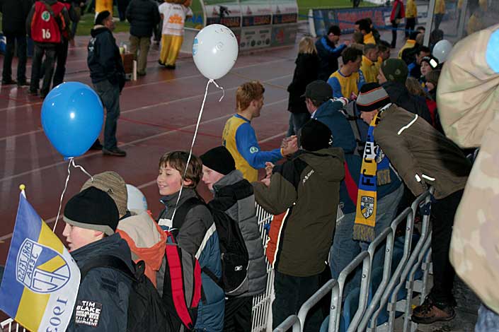 Das Abklatschen nach dem erfolgreichen Spiel mit den Jenenser Akteuren, war noch mal ein Highlight.