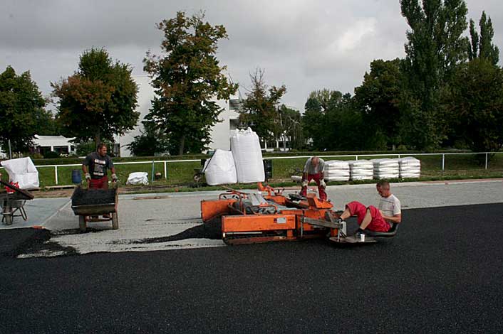 Mittels eines Fertigers wurden hier durch Mike Schwenda das vor Ort gemischte Granulat aufgetragen.