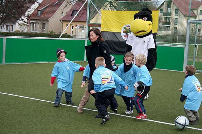 Die Jüngsten probierten das Minispielfeld im Beisein von Paule gemeinsam mit der Weltmeisterin Renate Lingort aus.