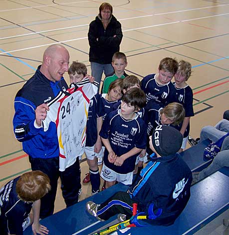 Trikotübergabe - Das DFB-Team hielt sein Wort