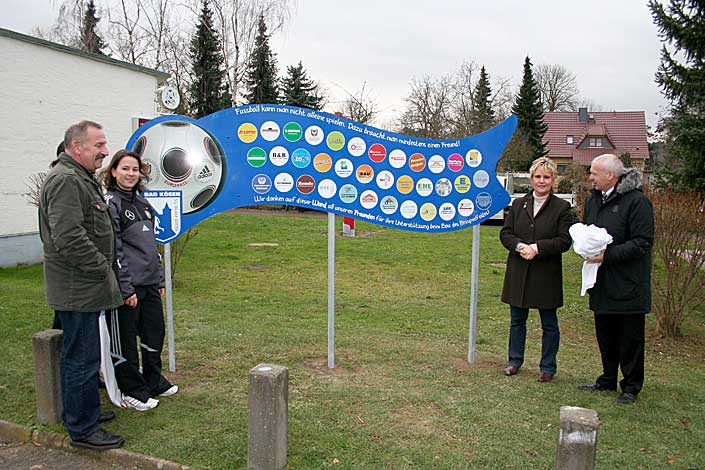 Wand der Freunde übergeben